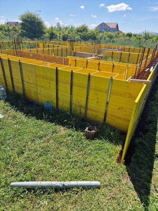 Închiriez panouri doka și tot sistemul de prindere Și popii metalici și schelă metalică și schelă pe roti mobilă