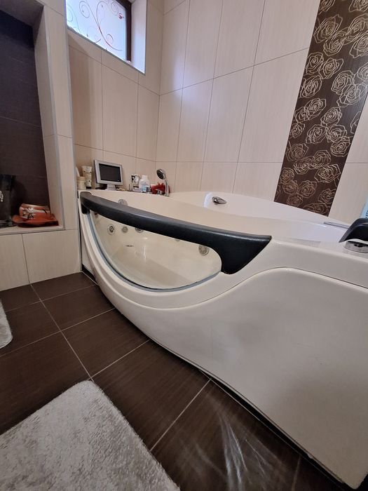 Vana cu hidromasaj și tv