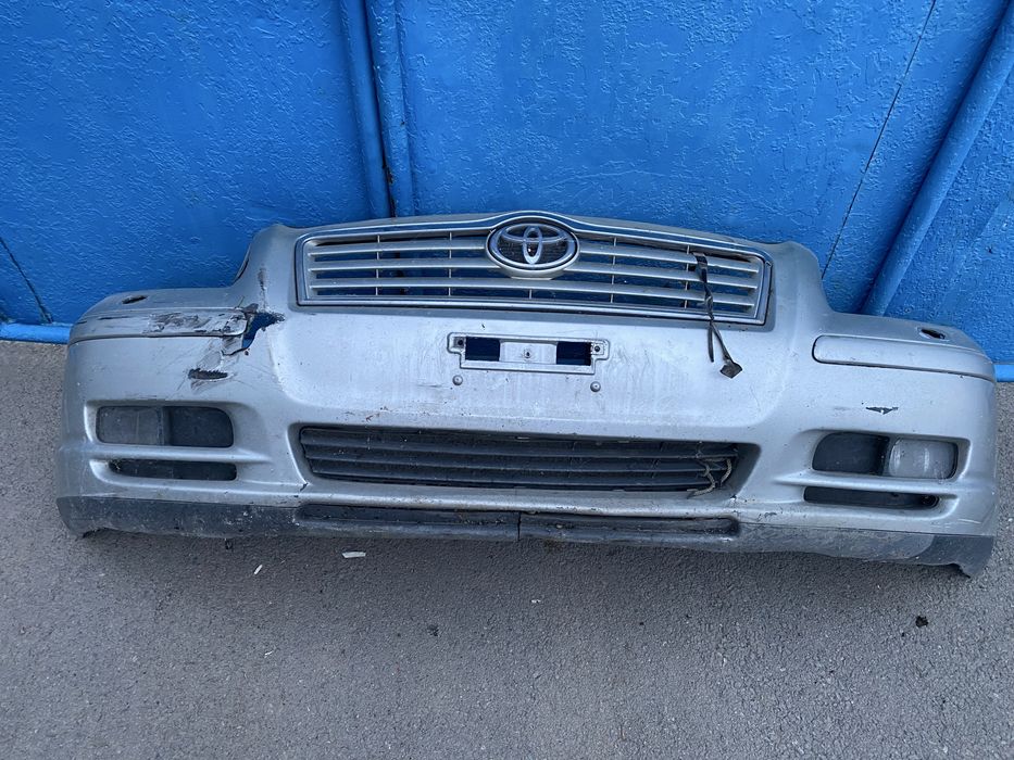 Продам бампер на Toyota Avensis