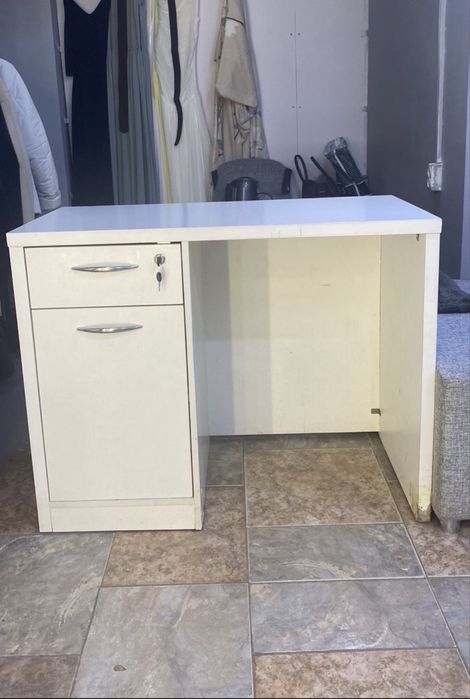 Продам огнетушитель, стол, пуфики, стойки,