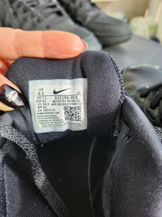Оригинален Найк 42 номер.Без забележки 35 Евро носени много малко