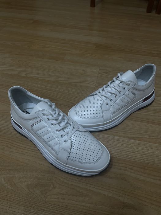 Мужские кроссовки белые