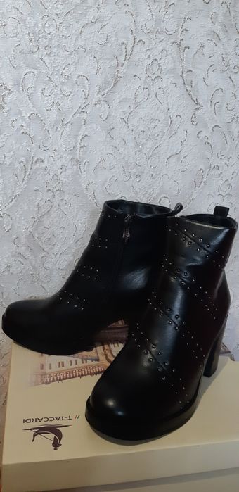 Женские ботинки стразами