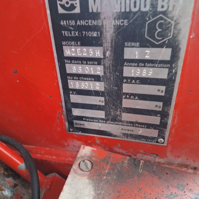 Motostivuitor de teren Manitou MC 25 cu furci și cupa