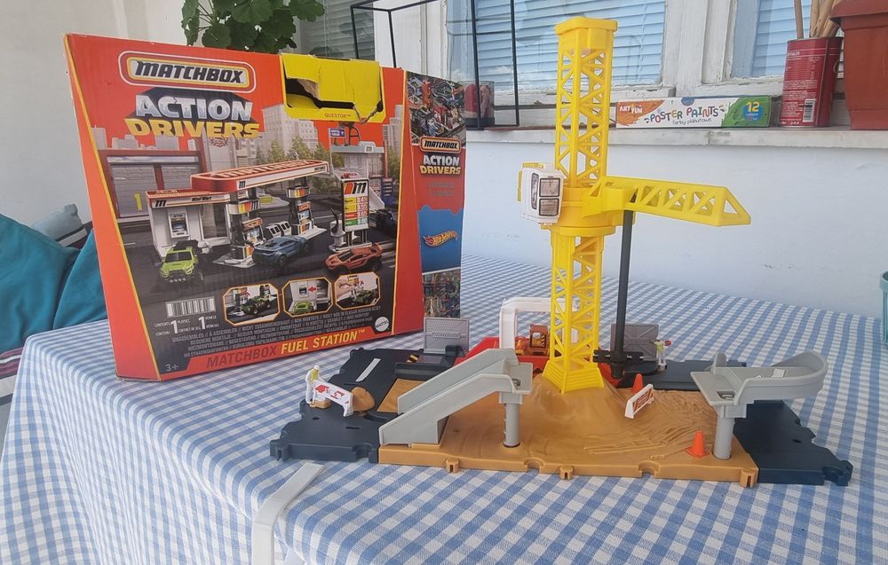 Matchbox Action Drivers – Бензиностанция + Строителна площадка с кран + оригинални колички