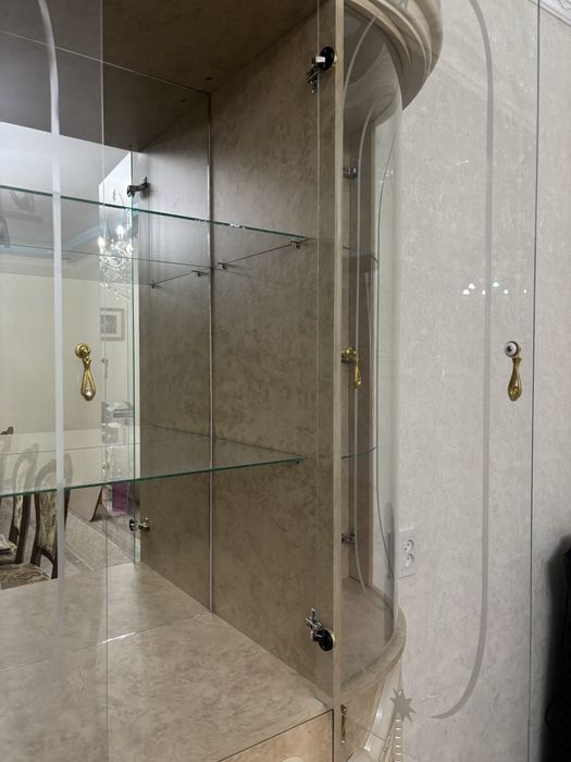 Стеклянный сервант