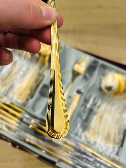 Set tacâmuri( linguri, furculițe, cuțite, tacâmuri pt servit) pt 12 persoane