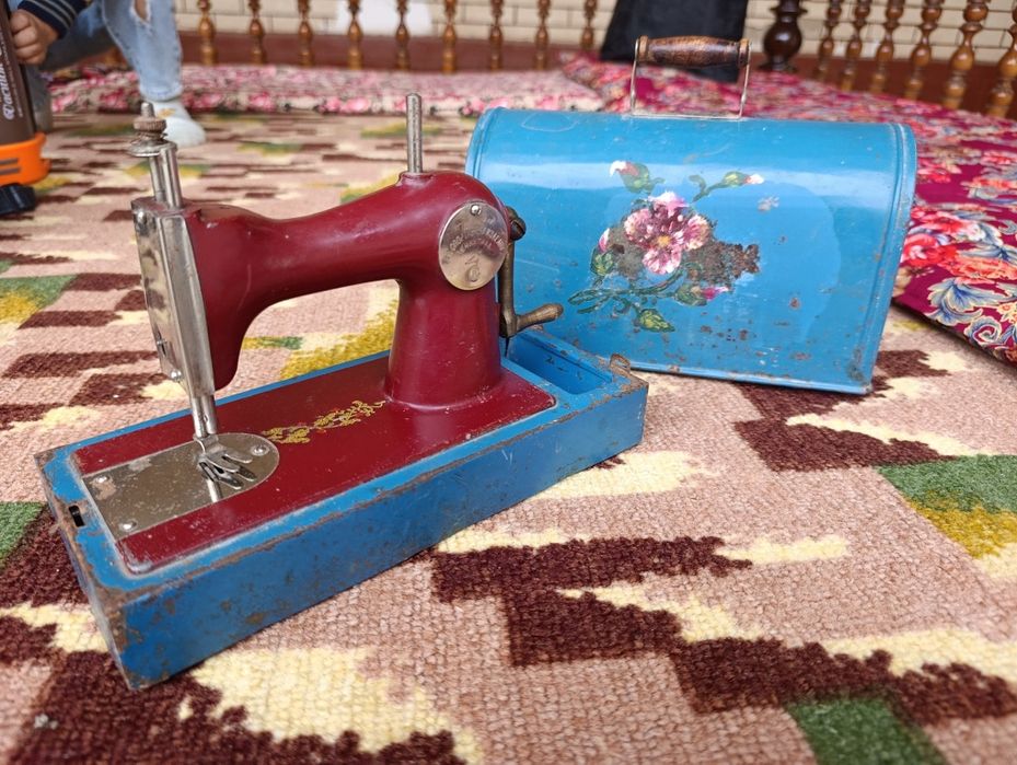 Qadimiy buyumlarga qiziquvchilar uchun mini qo'l mashinka