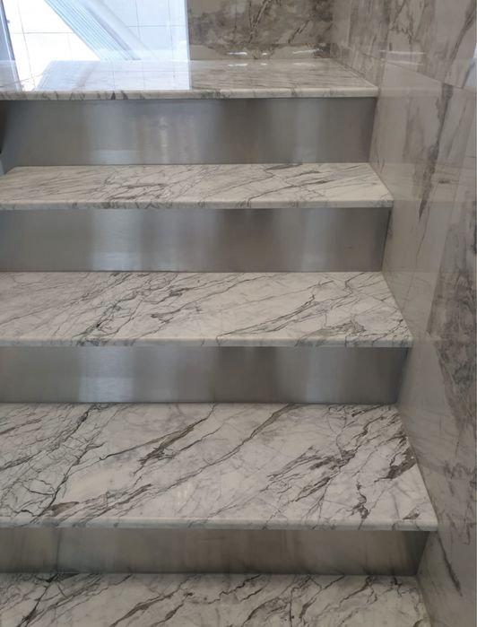 Лестница, ступени натуральный мрамор