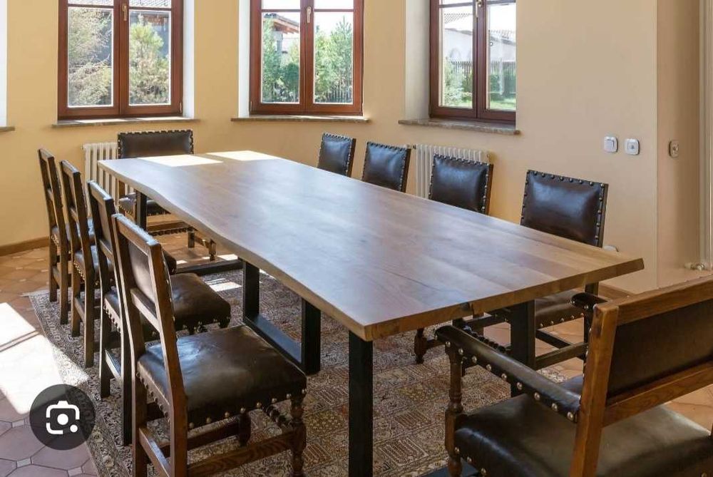 Длинный стол с длинными круглыми,красивыми ножками