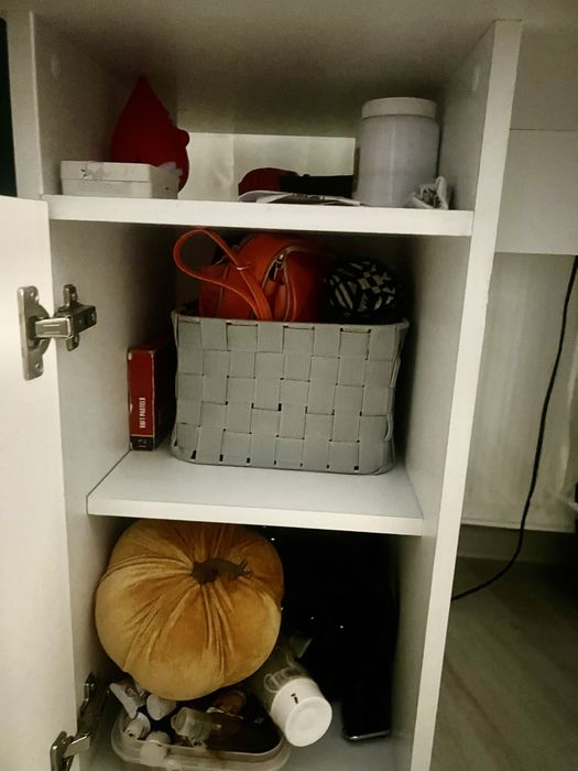 Vând birou alb 1 m lungime x 50 cm latime.