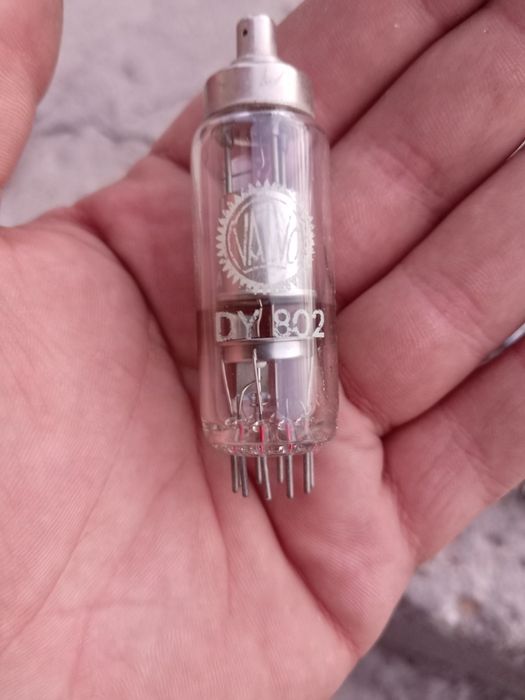 Стари радио телевизионни лампи