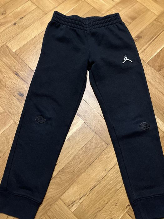 Лот два суитшъра и четири чифта долнища на анцуг