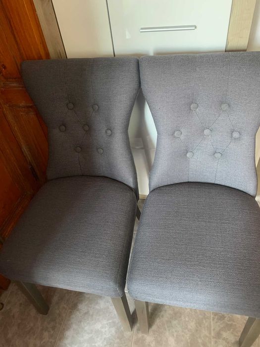 Продавам трепезни столове - английски 2 броя