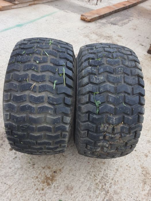 Roți de rezervă pentru tractoare de gazon dimensiuni 18 x 8.5 x 8 Sunt în stare de utilizare cu uzură normală