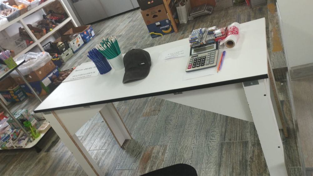 Стеллажи, витрины и стол