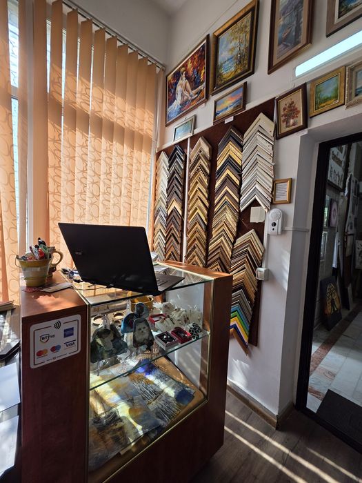 Vând afacere la cheie: atelier profesional de înrămari si mică galerie de arta
