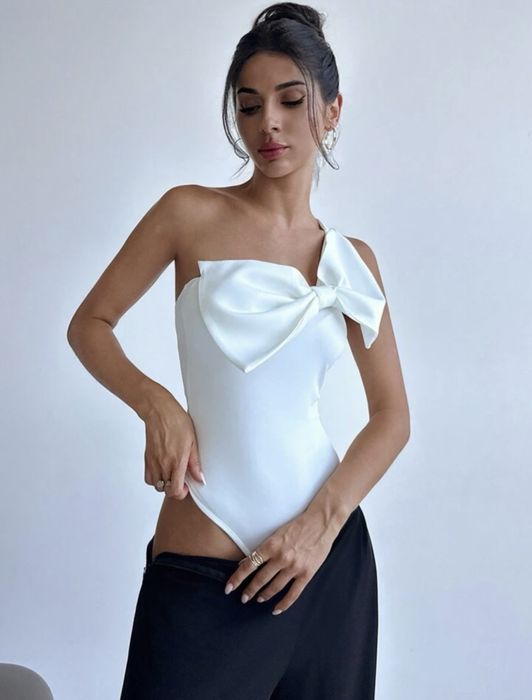 Бял потник с панделка