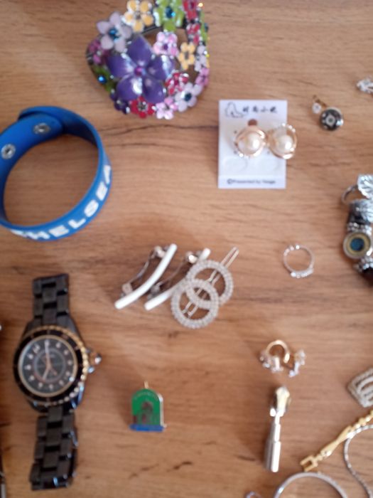 Продам часы и бижутерии