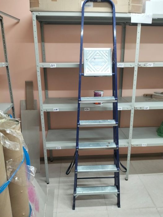 Стремянка лестница продаётся, новая почти, один раз пользовались.