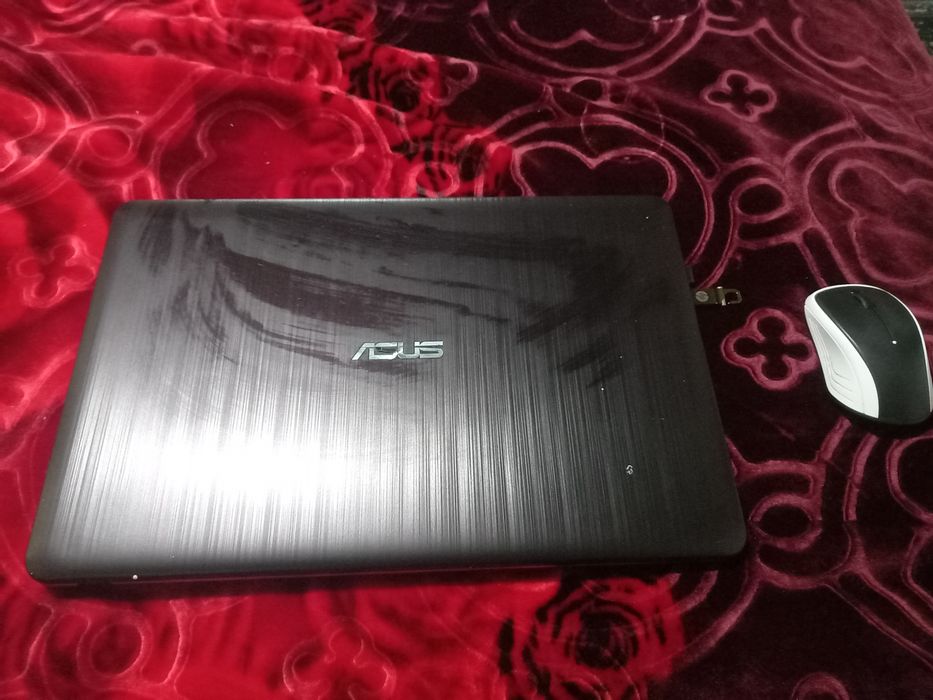 Noutbuk asus vivobuk bir qul ishlatilgan holati zor