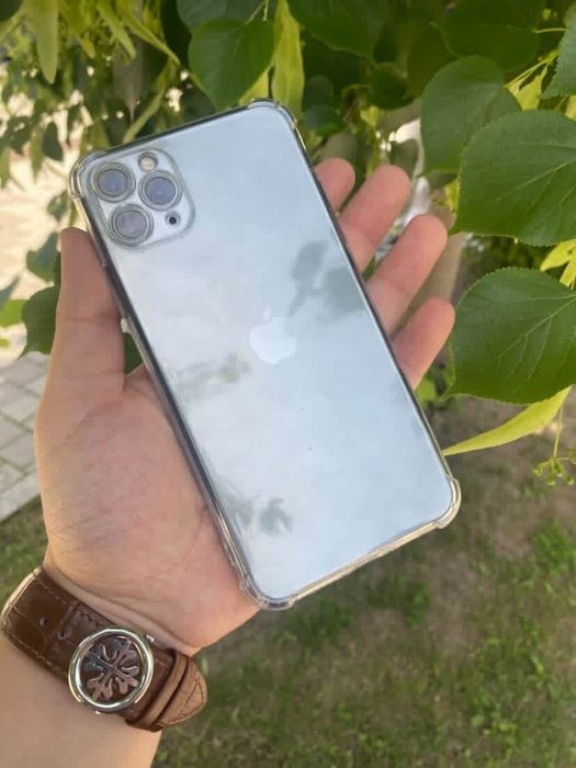 В продаже Айфон 11 про мах.