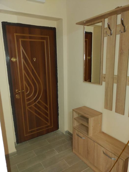 Apartament cu trei camere de închiriat
