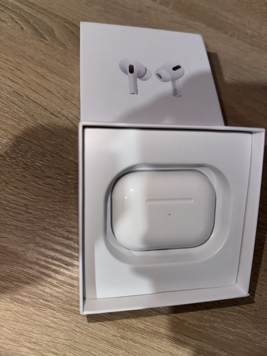 AirPods Pro  (MagSafe Charging Case)