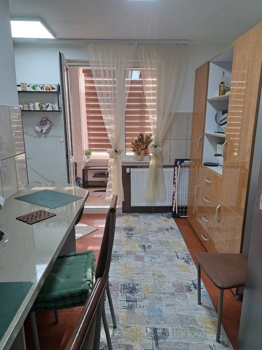Închiriez apartament 4camere,ultracentral, vis-a-vis de Prefectură.