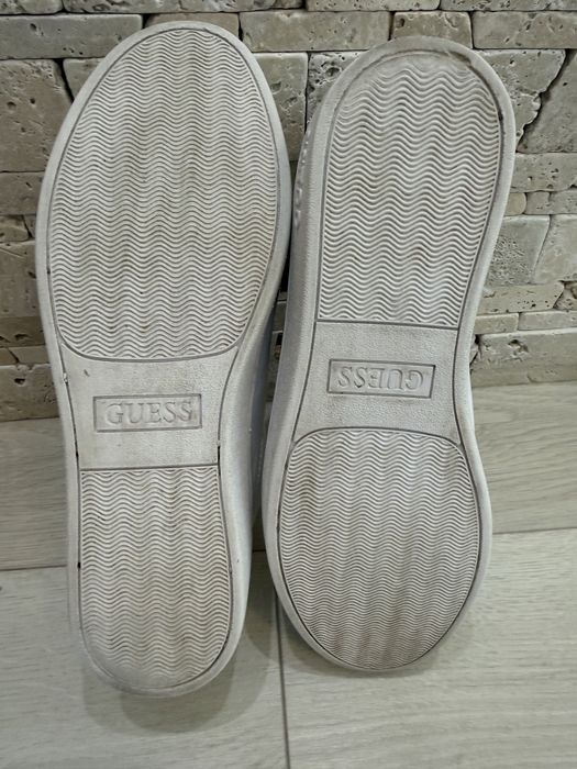 Дамски кецове Guess Runia Charm Low-Top Sneakers