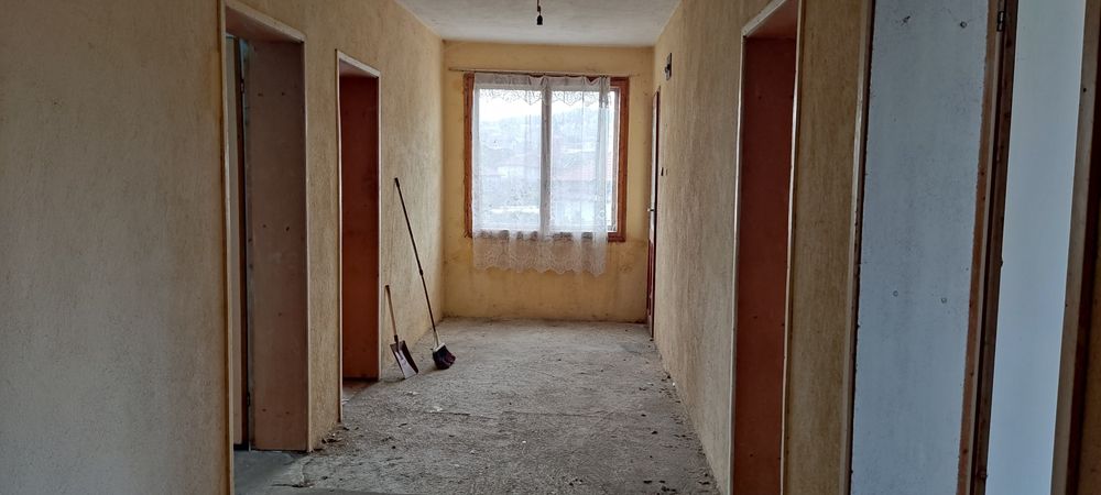 Масивна къща в село Бузовград, на 5 км от Казанлък