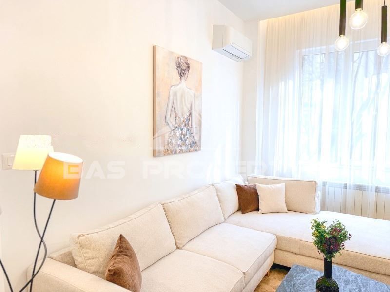 Продава се Тристаен апартамент в София, Център - 90 кв.м за 2805 €/кв.м - Снимка #2