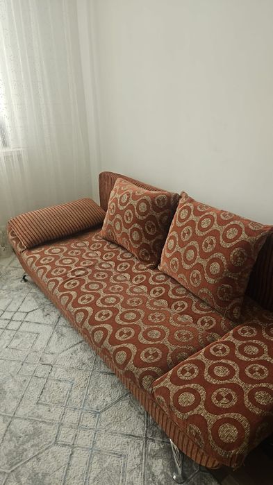 Есік,диван,прихожка