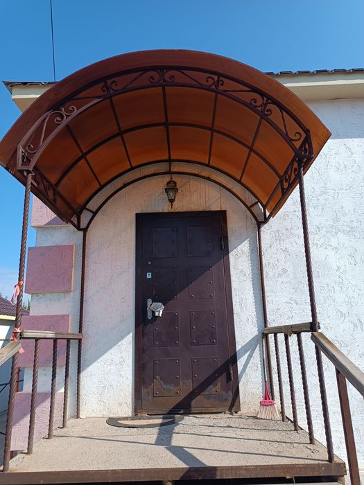 Продам козырёк для крыльца и перила.