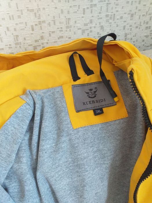 Продам ветровку (куртку)