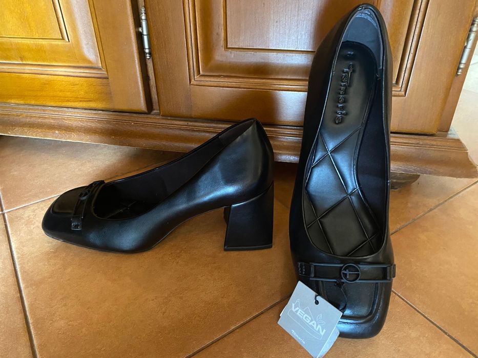 Дамски обувки на ток от естествена кожа.