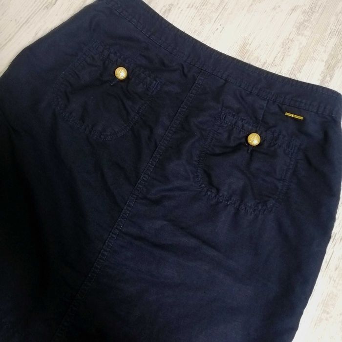 Пола тъмносиня, ленена М