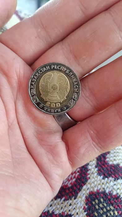 Продам монету.  200 тг 80- лет