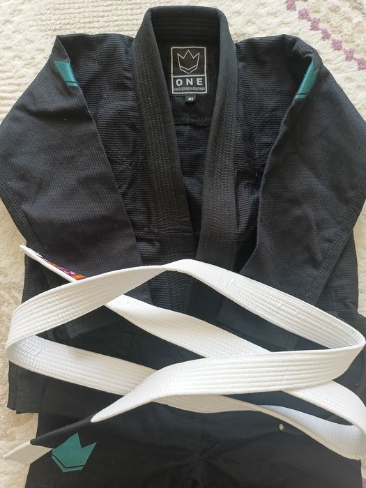 Форма джиу-джитсу универсальная для мальчиков и девочек