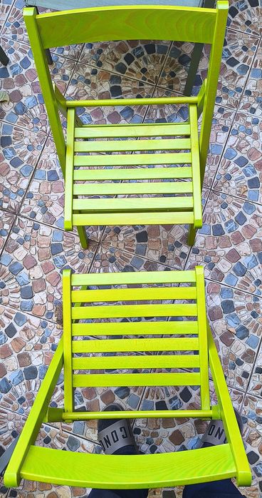 Vând două scaune pliabile verzi, din lemn tratat împotriva umezelii