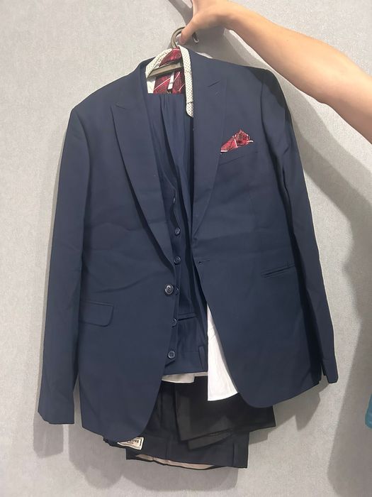 Продам костюм тройка