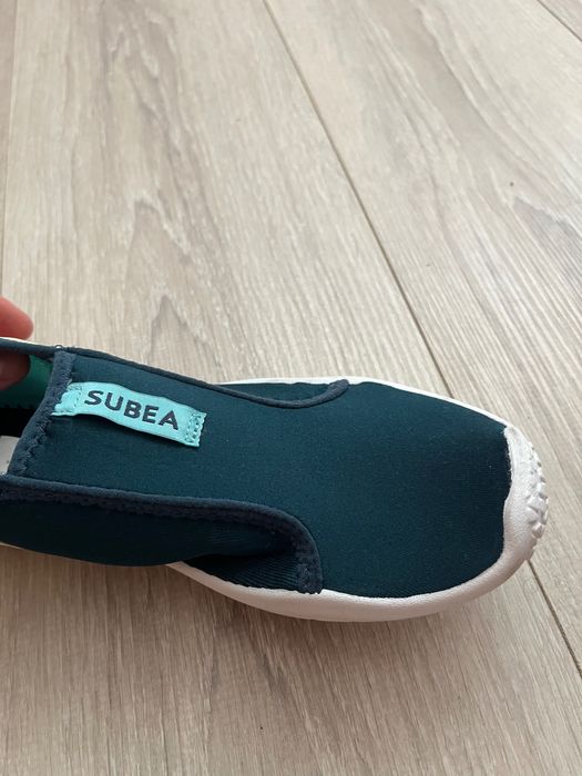 Vând încălțăminte potrivită pentru apă și pietriș