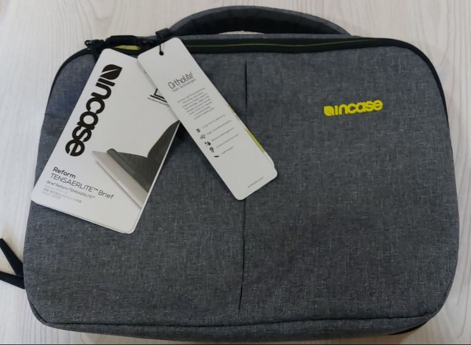 Сумка для ноутбука Apple.