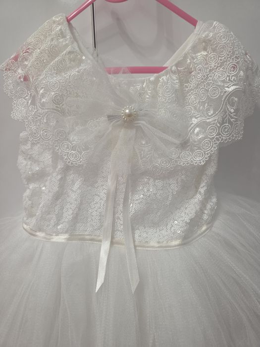 Грациозна бяла рокля за принцеси!