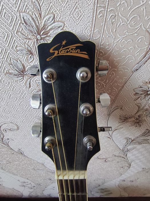 Продам акустическую гитару