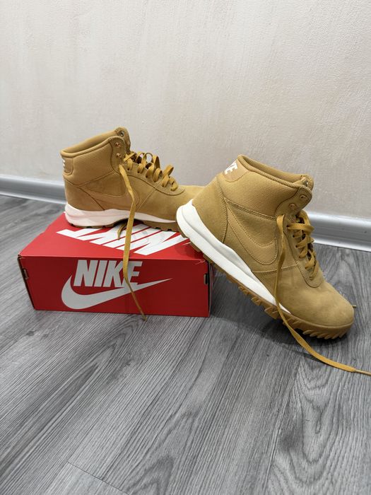 Nike Зимни обувки Hoodland Suede