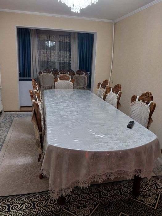 Стол стулья на гостиную