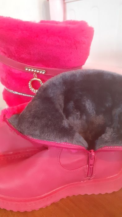 Продам  новые сапожки на девочку 35 размер