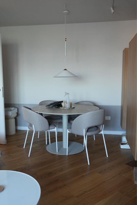 Scaune dining bej tapitate cu picioare albe metalice