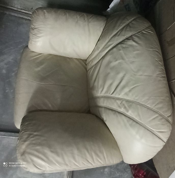 Кожено канапе с размери  1.2*1*1 (м]
